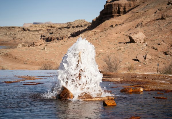 Comment découvrir les geysers et bassins d'eau chaude du parc national de Yellowstone, USA?